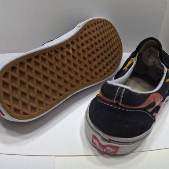VANS UNISEX MEN SLIP ON SKATE SHOE SIZE 7 BLACK W/SIDE PANELS OF " FIRE " FLAMES - Picture 3 of 6